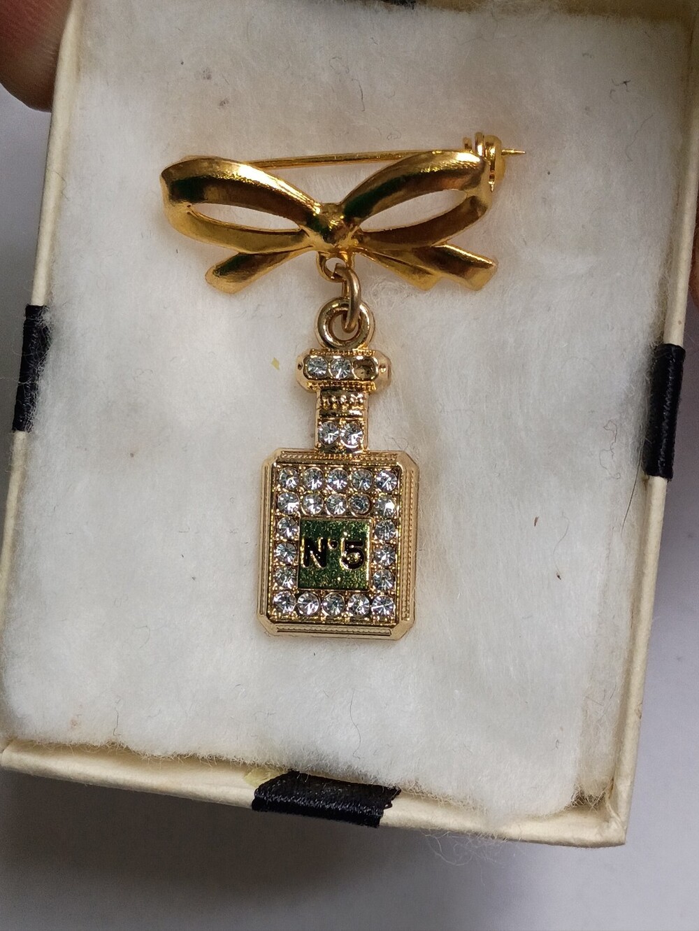Gold Bow Brooch with Crystal-Encrusted Perfume Bottle Charm (Nº5) - Picture 5 of 10